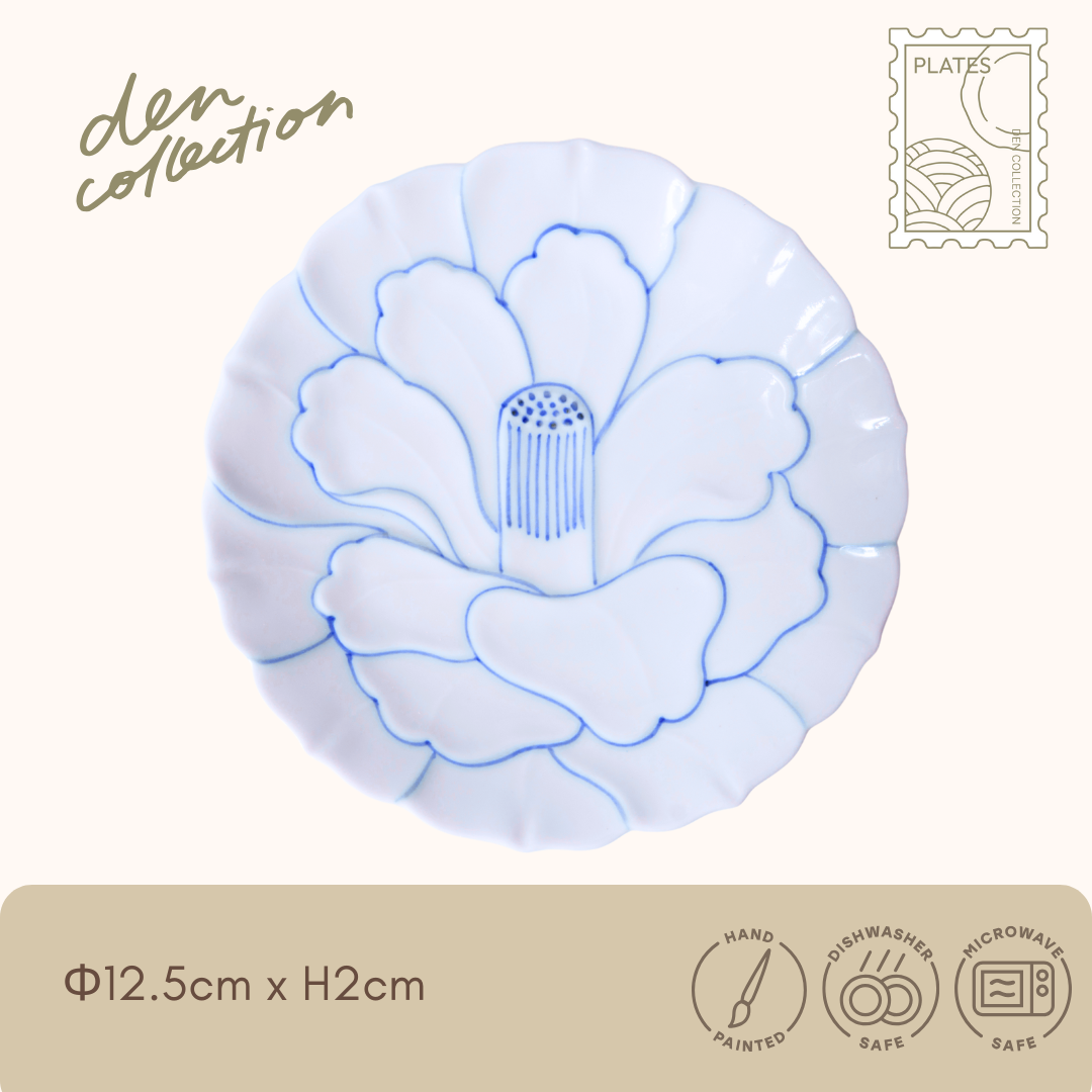有田焼 つばき彫小皿 呉須線 / Arita Ware Tsubaki Carved Small Plate Gosu Line – 椿の花びらをかたどり藍色の呉須線を施した上品な小皿