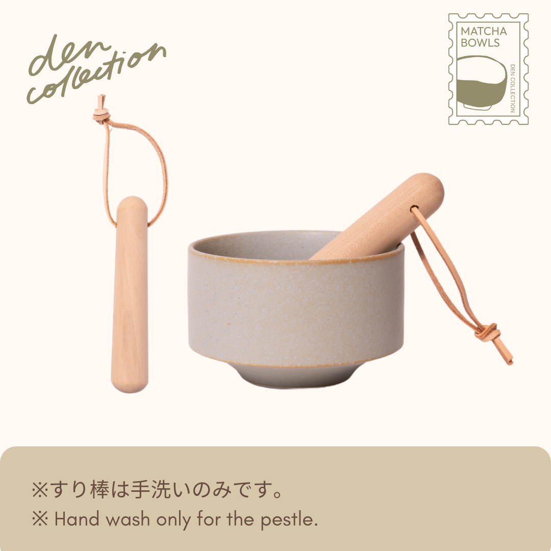 Chacha Sasso Matcha Bowl with wooden pestle – Japanese matcha tea set for grinding and whisking. Bowl is dishwasher safe, pestle is hand wash only.
茶々擦々 抹茶碗と木製すり棒のセット。抹茶や砂糖を混ぜるのに最適な日本の茶器。碗は食洗機対応、すり棒は手洗い専用。