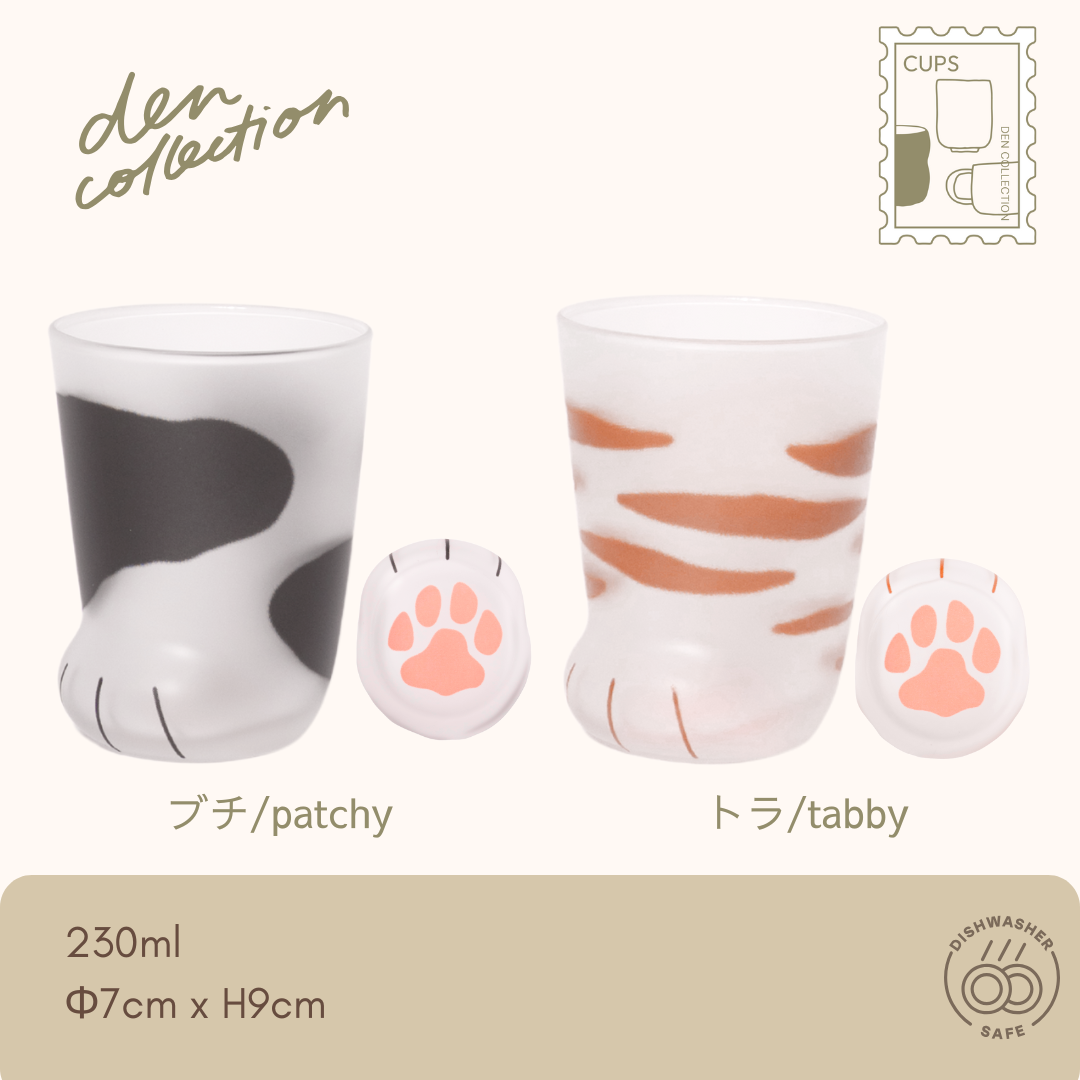 coconeco(ここねこ)グラス – ブチ(Patchy)とトラ(Tabby)の2種類が並んだ日本製のガラス製グラス。猫の足をモチーフにしたデザインで、すりガラス状のテクスチャと底面のピンクの肉球が特徴。飲み物を注ぐと猫の柄が変化し、猫好きにぴったりのユニークなデザインです。