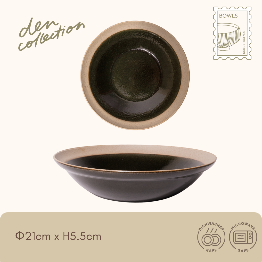 Earth Tone Shallow Bowl in matte green with natural unglazed rim, shallow and wide design ideal for shared meals and side dishes / アーストーン軽量浅鉢(グリーン)ナチュラルな素地リムとマットなグリーン釉が美しい浅型ボウル。取り分け料理や副菜におすすめ