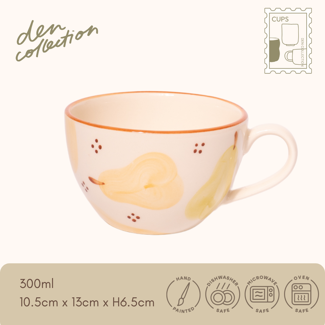 Fruity Basket Soup Cup – pear design. Soft yellow pears and dotted accents create a warm, rustic feel. / フルーティーバスケットスープカップ(洋なし)。淡いイエローの洋なしと小さなドット模様が、温かみのある雰囲気を演出。