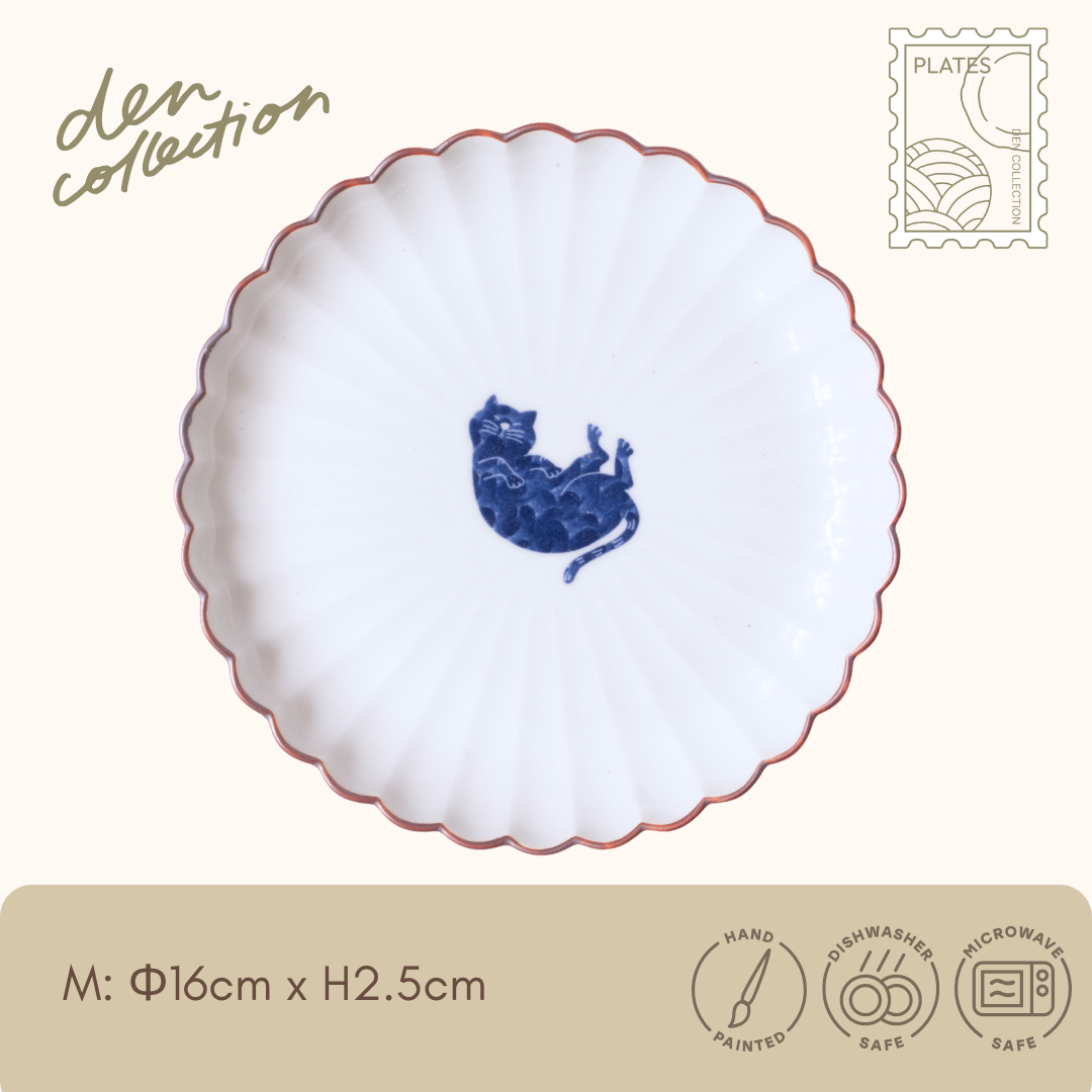 呉須猫 へそ天 菊割皿/Gosu Cat Belly Up Pose Chrysanthemum Plate