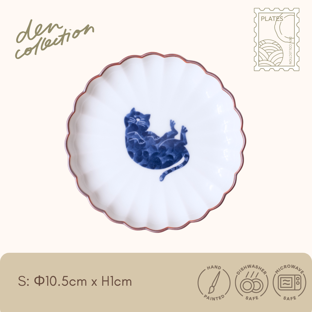呉須猫 へそ天 菊割皿/Gosu Cat Belly Up Pose Chrysanthemum Plate