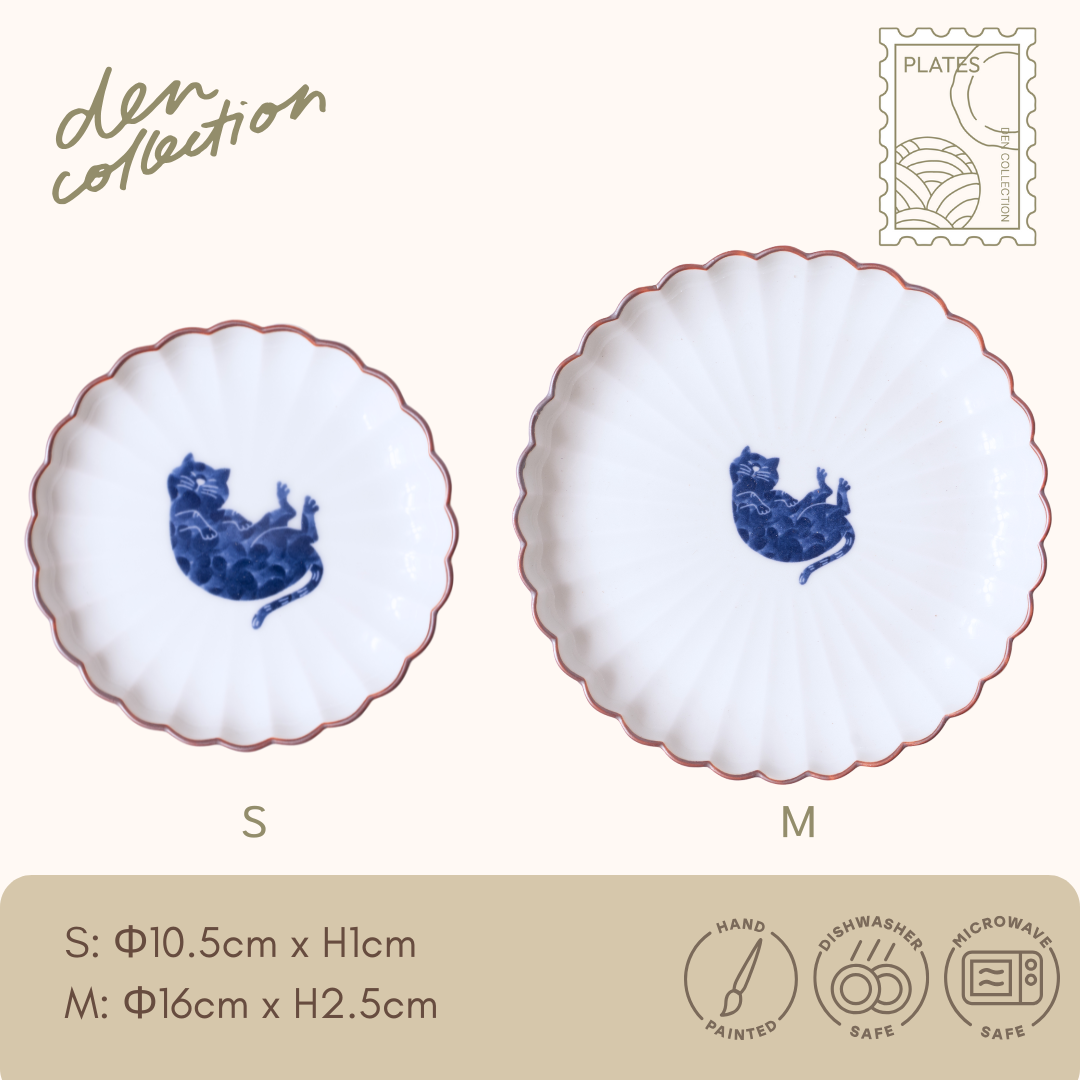 呉須猫 へそ天 菊割皿/Gosu Cat Belly Up Pose Chrysanthemum Plate