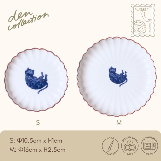 呉須猫 へそ天 菊割皿/Gosu Cat Belly Up Pose Chrysanthemum Plate