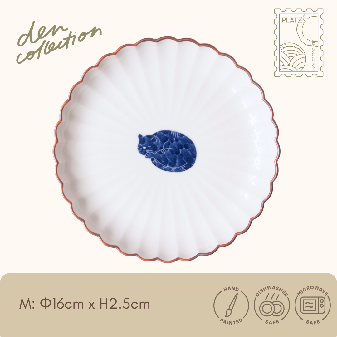呉須猫 三日月 菊割皿 / Hasami Ware Gosu Cat Crescent Moon Chrysanthemum Plate – 三日月の下で眠る猫を描いた波佐見焼の上品な小皿