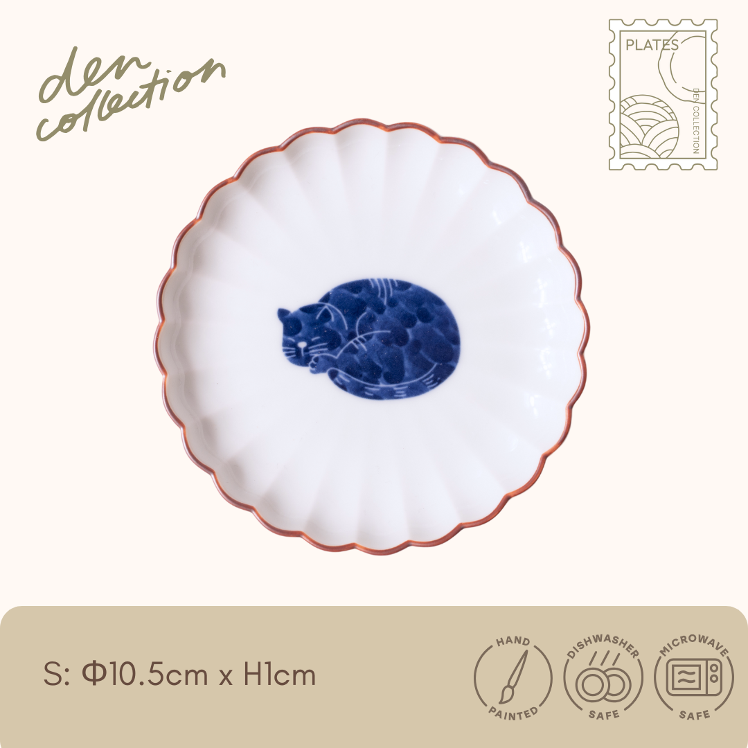 呉須猫 三日月 菊割皿 / Hasami Ware Gosu Cat Crescent Moon Chrysanthemum Plate – 三日月の下で眠る猫を描いた波佐見焼の上品な小皿