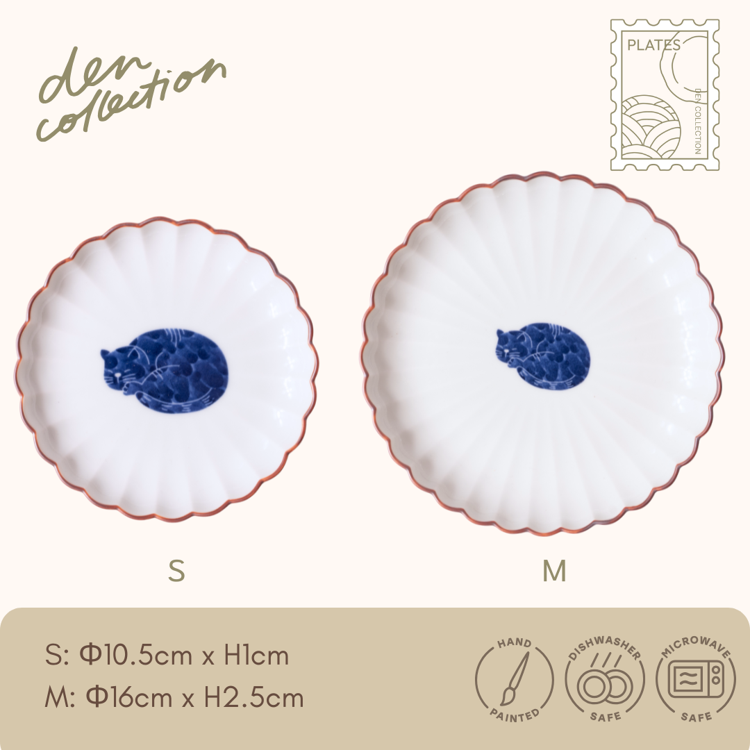 呉須猫 三日月 菊割皿 / Hasami Ware Gosu Cat Crescent Moon Chrysanthemum Plate – 三日月の下で眠る猫を描いた波佐見焼の上品な小皿