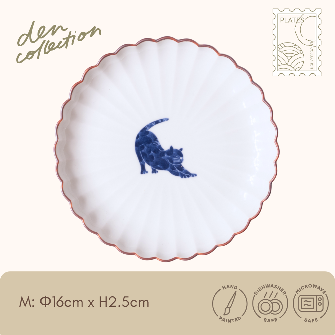 呉須猫 背伸び 菊割皿 – 背伸びする猫を描いた愛らしい波佐見焼。Gosu Cat Stretching Chrysanthemum Plate, charming Hasami ware gift with traditional blue sometsuke.