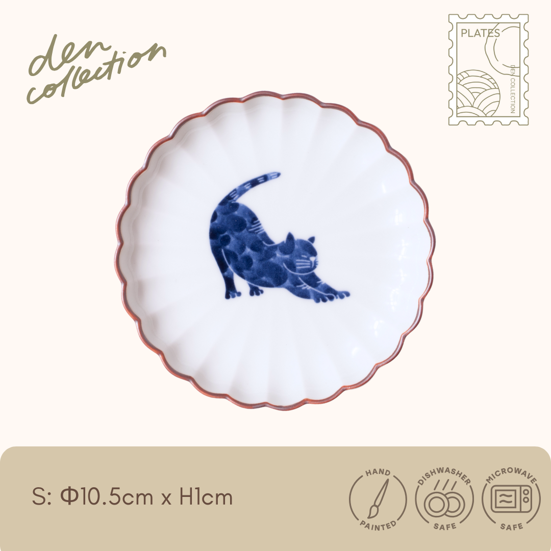 呉須猫 背伸び 菊割皿 – 背伸びする猫を描いた愛らしい波佐見焼。Gosu Cat Stretching Chrysanthemum Plate, charming Hasami ware gift with traditional blue sometsuke.