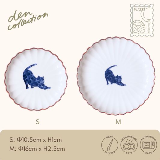 呉須猫 背伸び 菊割皿 – 背伸びする猫を描いた愛らしい波佐見焼。Gosu Cat Stretching Chrysanthemum Plate, charming Hasami ware gift with traditional blue sometsuke.