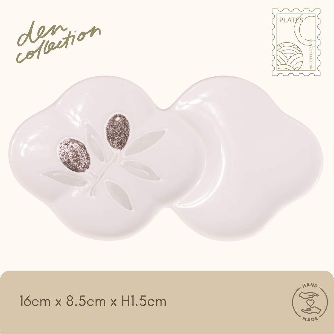 Olive Blossom Divider Plate in Silver – Hasami ware flower-shaped plate with silver olive motif, perfect for small sides or desserts. / 銀色のオリーブ模様が美しいオリーブ小分け花皿(波佐見焼)。副菜やデザートにぴったりな仕切り付き花形プレート。