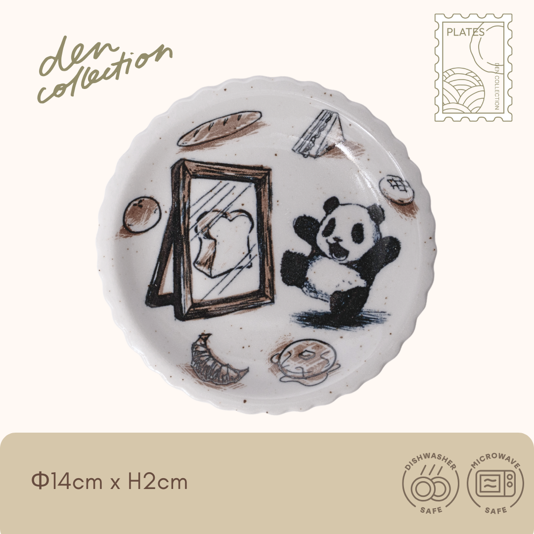 Panda Minmin Plate – Pensée, round ceramic plate with a panda surprised by its reflection as a slice of bread / パンダのミンミンプレート パンセ パンになった自分を鏡で見て驚くパンダが描かれた丸い陶器のプレート