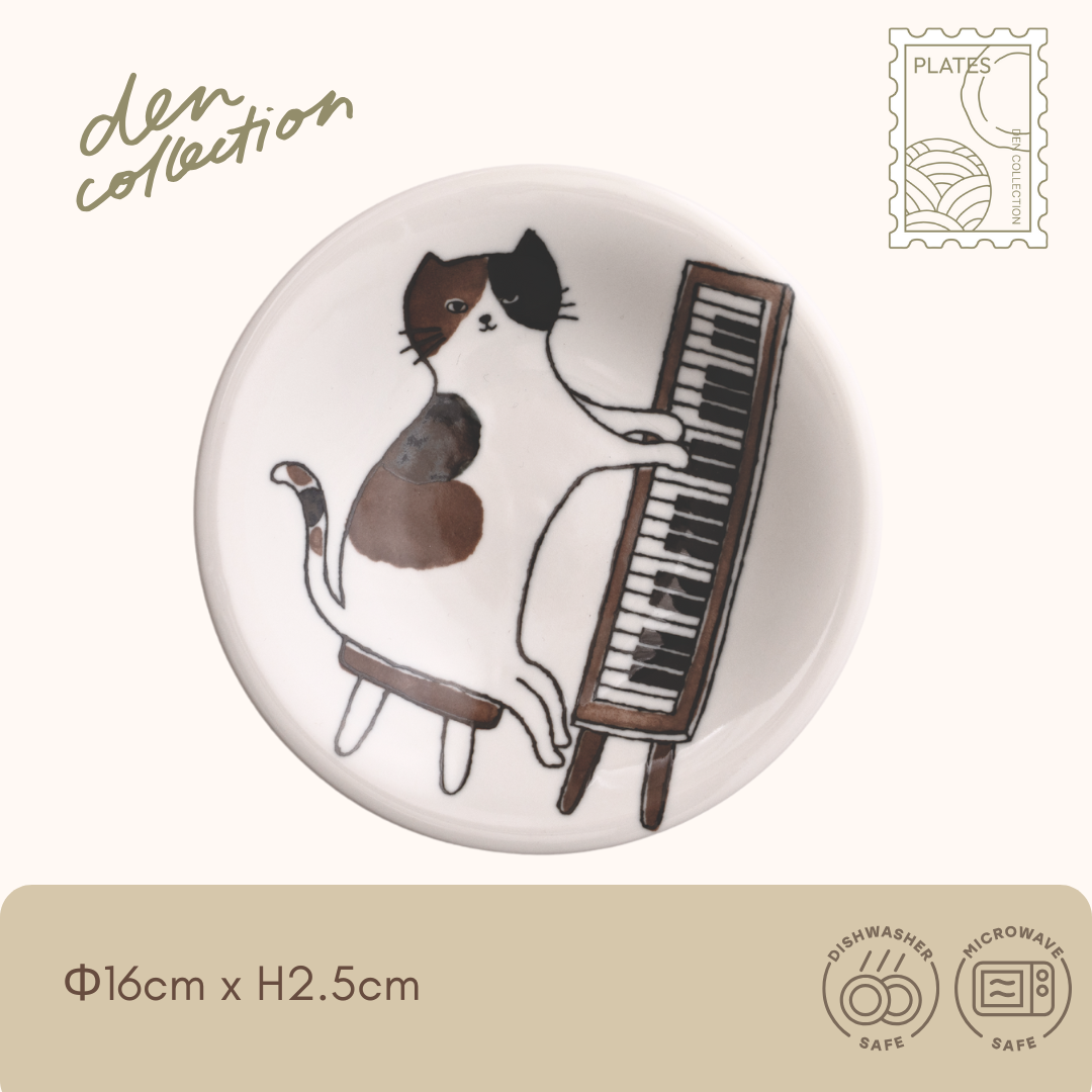 Pianist Cat Plate – Japanese ceramic plate with a hand-drawn cat playing the piano. Fun and charming design for music and cat lovers.
ねこの日常 ピアニスト皿。ピアノを弾く猫が描かれた日本製の陶器小皿。音楽好きや猫好きにぴったりのユーモアあるデザイン。