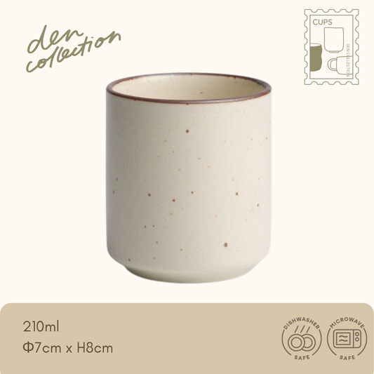 クリーム色のやさしい風合いとブラウンの縁が上品な白河の湯呑。
Shirakawa teacup with creamy glaze and brown rim, elegant and calm design.