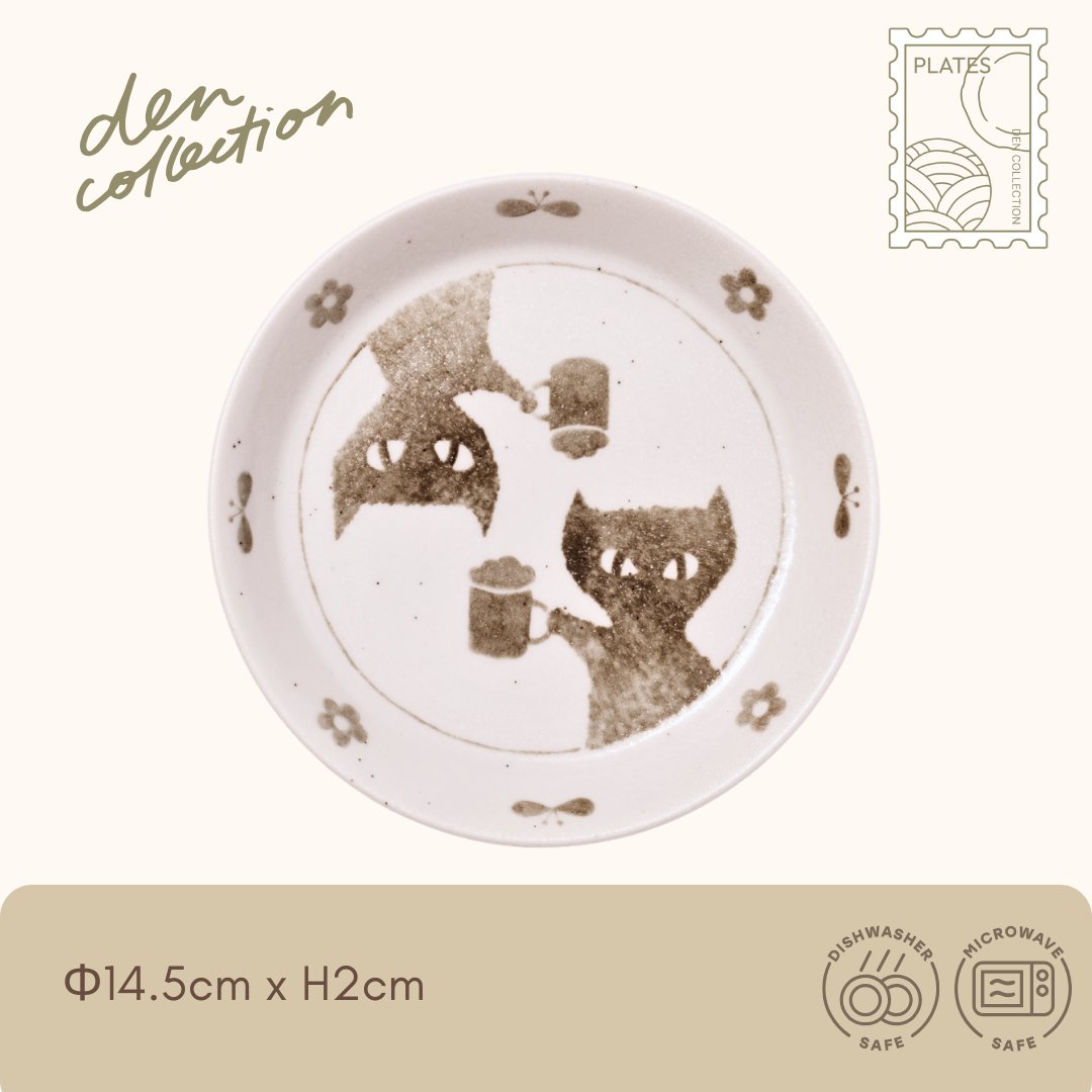 Toasting Cats Plate – Japanese ceramic plate with two cats toasting beer mugs. Hand-drawn style design with floral accents.
ねこの日常 カンパイ皿。ビールで乾杯する2匹の猫が描かれた日本製の陶器プレート。花模様が散りばめられた優しいデザイン。