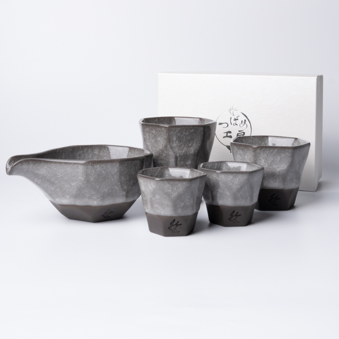 Tsubame Kobo ceramic set in crackle white – includes tumbler cups and sake server / つばめ工房 氷裂貫入釉のカップと酒器セット