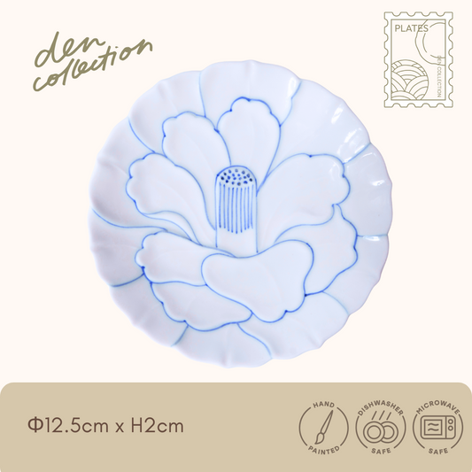 有田焼 つばき彫小皿 呉須線 / Arita Ware Tsubaki Carved Small Plate Gosu Line – 椿の花びらをかたどり藍色の呉須線を施した上品な小皿