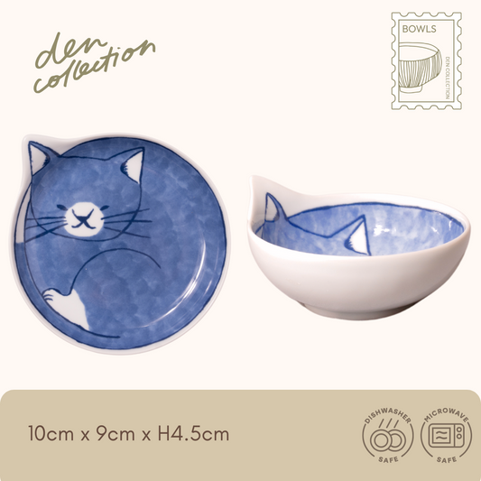 Hasami ware Cozy Neco Bowl – “Kotetsu” design featuring a navy blue curled cat with a charming expression. Ideal for small portions of salad, pickles, or dessert. / 波佐見焼「Cozy Neco 小鉢（コテツ）」は、深い藍色の猫が描かれたデザイン。小盛りのサラダやお新香、甘味にぴったりの可愛らしい器。