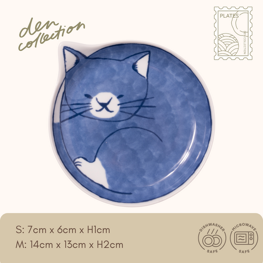 Hasami ware Cozy Neco Plate – “Kotetsu” design featuring a deep indigo blue cat in a curled position. A modern take on traditional Japanese pottery for everyday table use. / 波佐見焼「Cozy Neco Plate（コテツ）」は、濃い藍色の毛並みが美しい猫をモチーフにした小皿。現代感のある仕上がりで、毎日の食卓にもなじむ器。