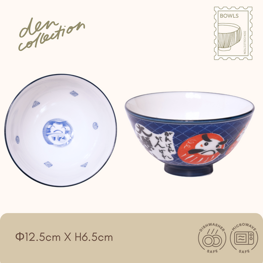 Daruma Rice Bowl – Navy blue Mino ware porcelain bowl featuring bold Daruma illustration and the auspicious phrase “大願成就” (Great Wish Fulfillment). Handcrafted in Japan, symbolizing perseverance and success. だるま大願成就茶碗（ネイビー）– 美濃焼の磁器製ご飯茶碗。力強い筆致で描かれただるまと「大願成就」の文字が特徴で、願いの成就と努力の象徴です。