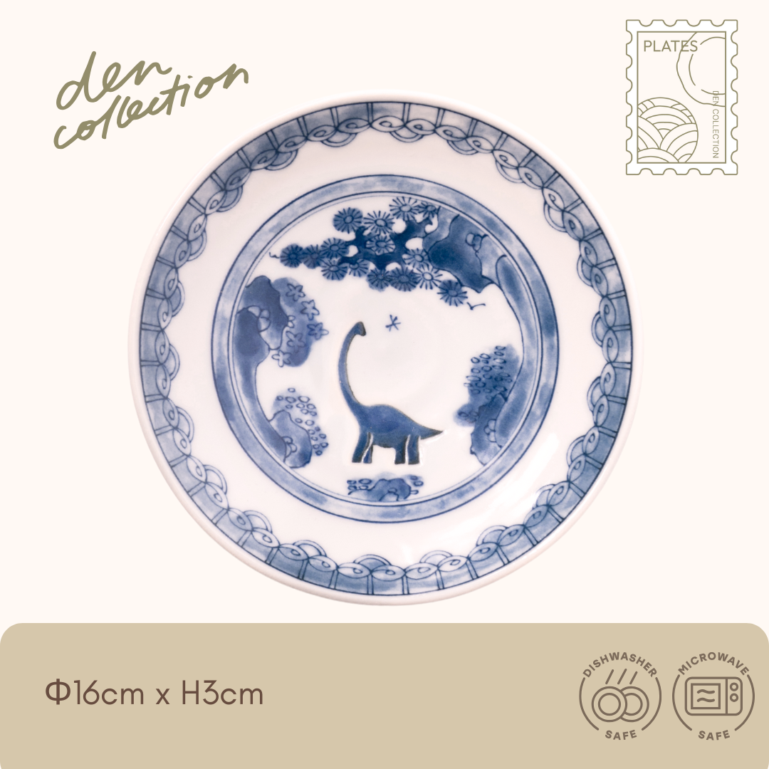 Edo Dino Plate Ryu Sansui – Traditional indigo plate with a peaceful Brachiosaurus and ink-painting-inspired scenery / 江戸っ子恐竜 銘々皿「竜山水」穏やかなブラキオサウルスと山水画風の風景が描かれた染付皿