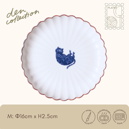 呉須猫 へそ天 菊割皿/Gosu Cat Belly Up Pose Chrysanthemum Plate