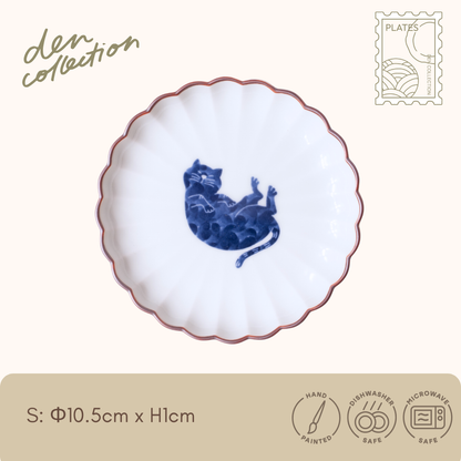 呉須猫 へそ天 菊割皿/Gosu Cat Belly Up Pose Chrysanthemum Plate