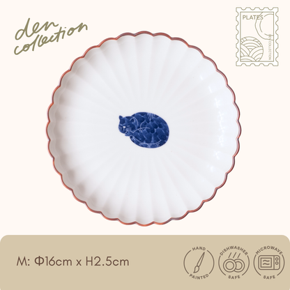 呉須猫 三日月 菊割皿 / Hasami Ware Gosu Cat Crescent Moon Chrysanthemum Plate – 三日月の下で眠る猫を描いた波佐見焼の上品な小皿