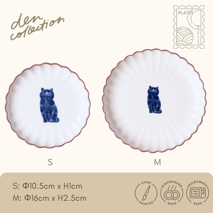 呉須猫 我慢 菊割皿 / Hasami Ware Gosu Cat Patience Chrysanthemum Plate – 我慢する猫を描いた波佐見焼の愛らしい小皿