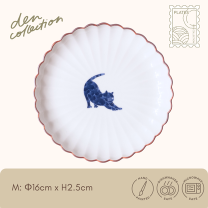 呉須猫 背伸び 菊割皿 – 背伸びする猫を描いた愛らしい波佐見焼。Gosu Cat Stretching Chrysanthemum Plate, charming Hasami ware gift with traditional blue sometsuke.