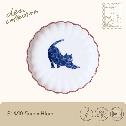 呉須猫 背伸び 菊割皿 – 背伸びする猫を描いた愛らしい波佐見焼。Gosu Cat Stretching Chrysanthemum Plate, charming Hasami ware gift with traditional blue sometsuke.