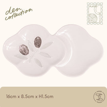 Olive Blossom Divider Plate in Silver – Hasami ware flower-shaped plate with silver olive motif, perfect for small sides or desserts. / 銀色のオリーブ模様が美しいオリーブ小分け花皿（波佐見焼）。副菜やデザートにぴったりな仕切り付き花形プレート。