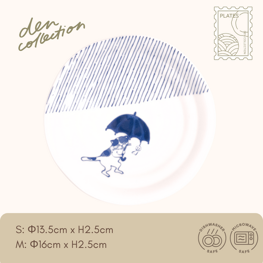 Shichita Some-Neko Wagara Plate – tokusa stripe pattern with umbrella-holding cat. Japanese ceramic plate in 13.5cm / 16cm.  
シチタ ソメネコ 和柄皿（十草）。十草縞模様に傘を持った猫が描かれた、遊び心あふれる和の小皿。13.5cmと16cm。